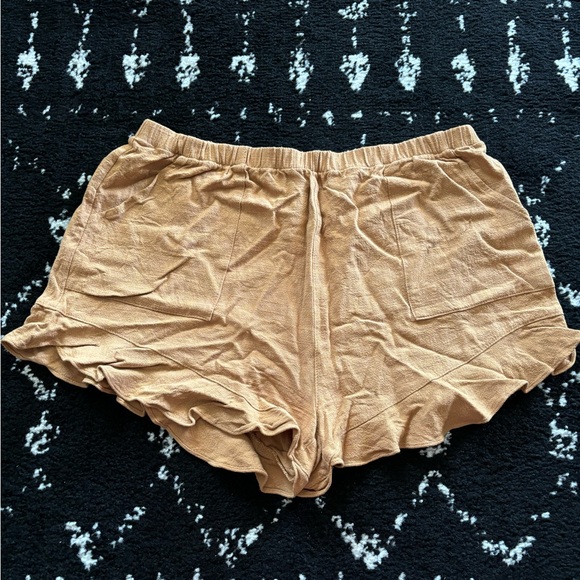 Vici Ruffle Shorts - Picture 2 of 4